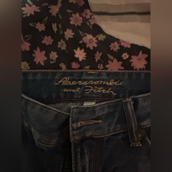 SOLD ON DEPOP - y2k 2000s mini Abercrombie & Fitch mini denim skirt ! - Picture 3 of 3